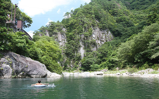 銅山川にある富郷渓谷の写真です。緑豊かな以前の中、澄んだ水が美しいです。