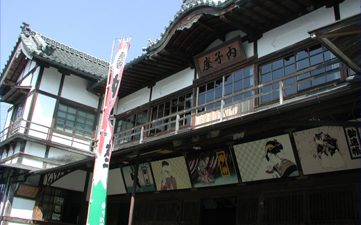 木造２階建て瓦葺き入母屋作りでできた内子座の写真です。大きな日本的劇場です。