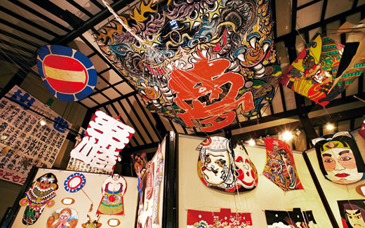 内子に在る「五十崎凧博物館」の写真です。複数の日本凧が写っています。