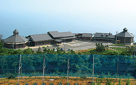 伊方町にある施設「瀬戸アグリトピア」です。畑や海の近くに建っている宿泊施設です。