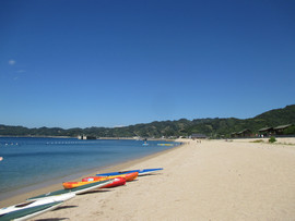 姫ケ浜海水浴場です。白い砂浜、遊歩道のある美しい海岸が広がっています。