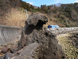 九島の海岸にある「ゴジラ岩」の写真です。長年並みに削られた岩の形がゴジラのような形になっています。