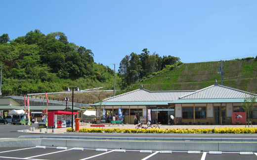 大浦にある道の駅「風早の郷　風和里」の外観写真です。
