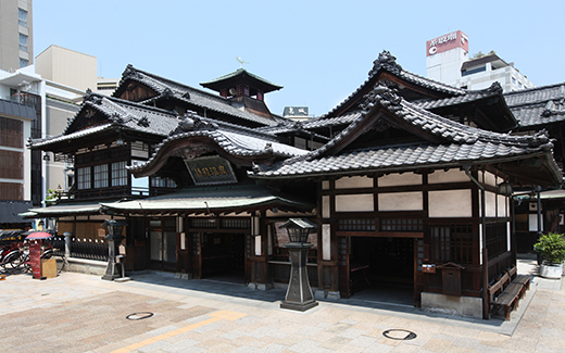 日本最古の温泉といわれる「道後温泉」の外観写真です。