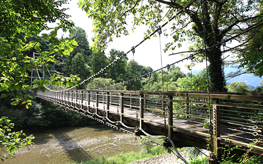 道の駅 「内子フレッシュパークからり」のそばを流れる小田川にかかる「からり橋」の写真です。