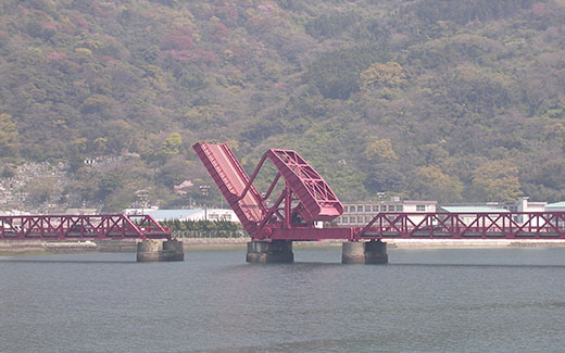 長浜にある可道橋「長浜の赤橋」の写真です。橋が上に開いています。